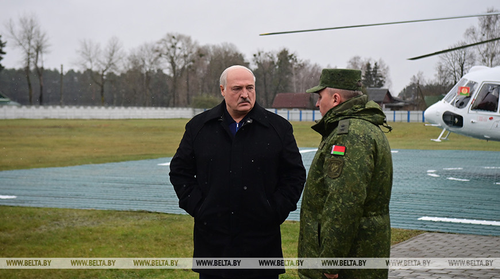 Лукашенко в Гомеле знакомится с работой артиллерийской базы вооружения
