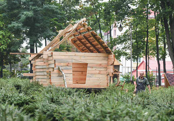 В Гомельском дворцово-парковом ансамбле строится сказочный деревянный городок