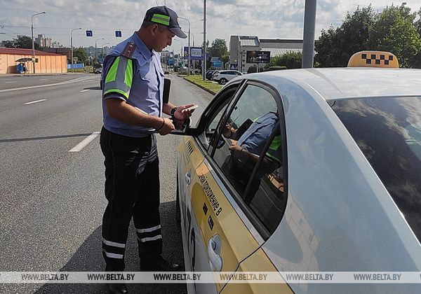 "Шеф, не гони". Как сотрудники ГАИ Гомельской области контролируют таксистов на дороге