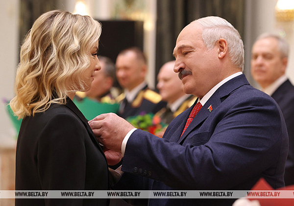 Lukashenko presents state awards, general's shoulder straps to distinguished Belarusians