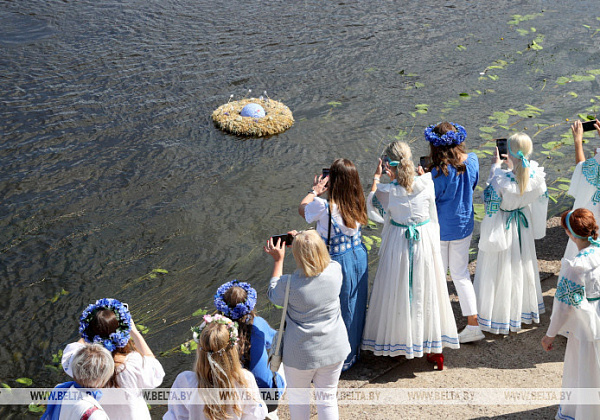 Floating peace wreaths down Sozh River in Gomel 