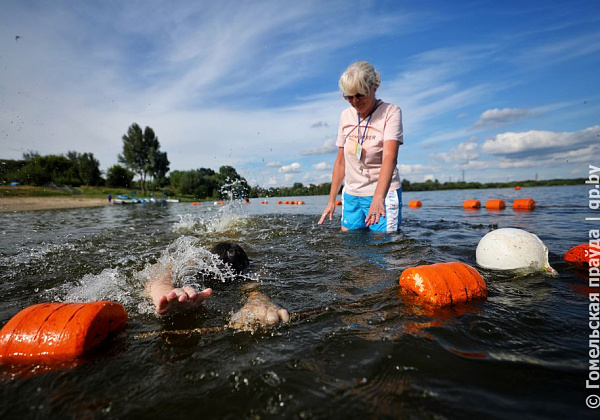 Не по-собачьи, а по-человечески: как на Гомельщине обучают детей плаванию на открытых водоемах