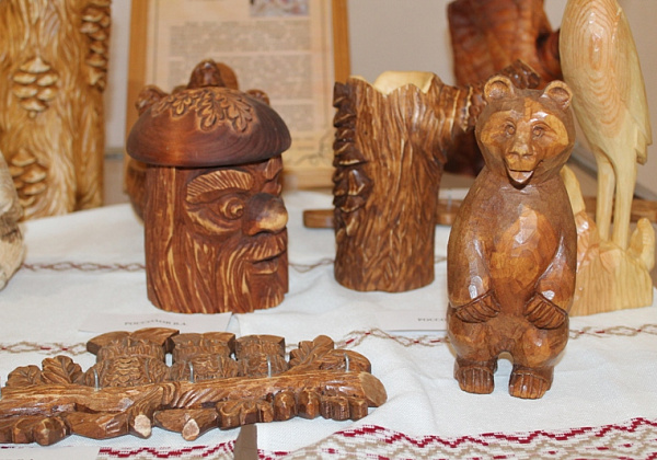 Выставка народных мастеров резьбы по дереву «Казкі з дрова» открылась в Гомеле