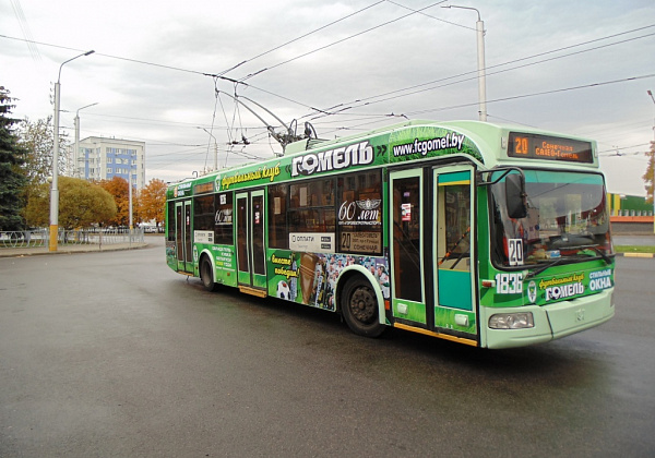 По гомельским улицам начал курсировать брендированный троллейбус ФК «Гомель»