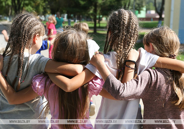 Украинские мальчишки и девчонки отправились на оздоровление в лагерь "Сожский берег" под Гомелем