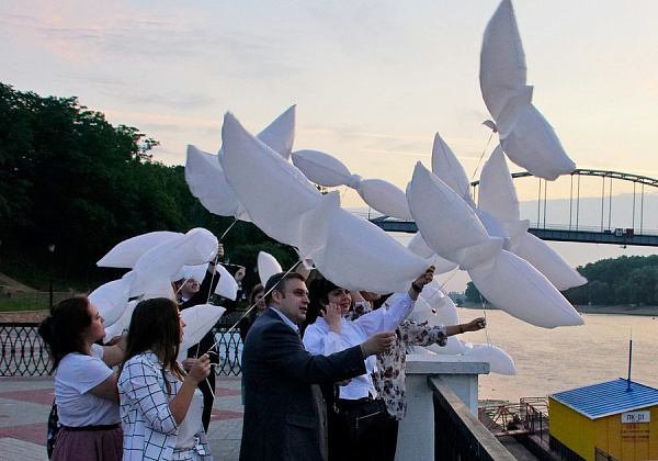 Десятки шаров-голубей поднялись над Гомелем на рассвете 22 июня