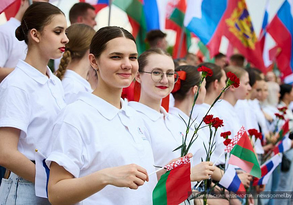 На Аллее Героев прошёл митинг в рамках проекта «Мы верные потомки Отечества», в котором приняли участие молодёжная делегация из Брянской области и молодежь Гомеля
