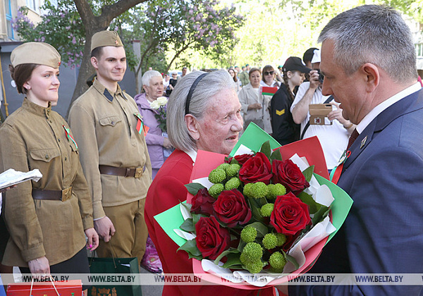 War veteran Galina Lelikova receives congratulations 