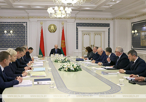 Lukashenko hosts meeting with Council of Ministers